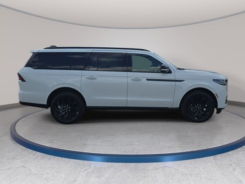 New 2026 Lincoln Navigator L Reserve AWD/4WD image 4
