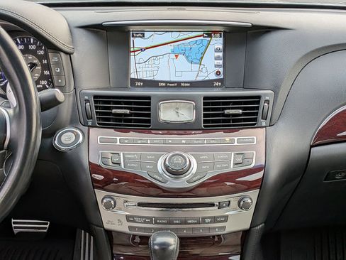 Used 2018 INFINITI Q70 Luxe w/ Sport Package image 18