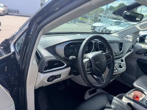 Used 2024 Chrysler Pacifica Limited FWD image 13
