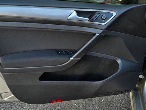 Used 2017 Volkswagen Golf S image 10