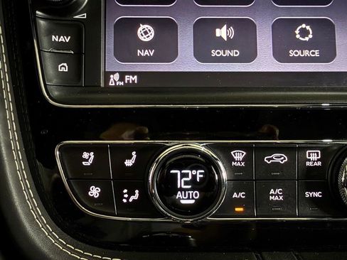 Used 2017 Bentley Bentayga AWD/4WD image 38
