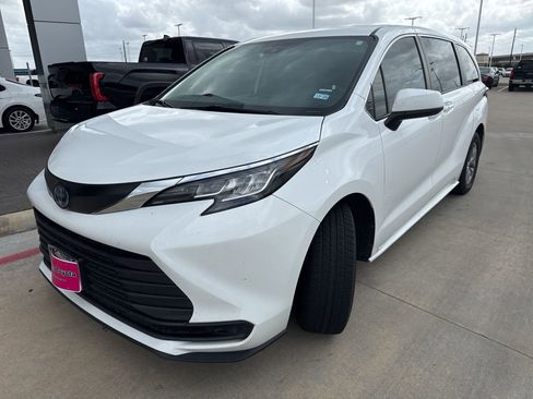 Used 2022 Toyota Sienna LE image 3