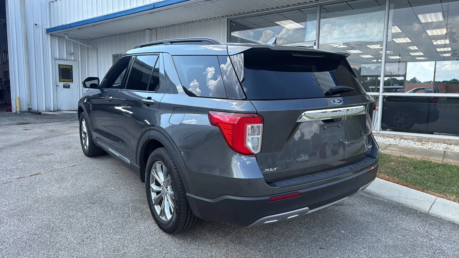 Used 2020 Ford Explorer XLT w/ Equipment Group 202A RWD image 3