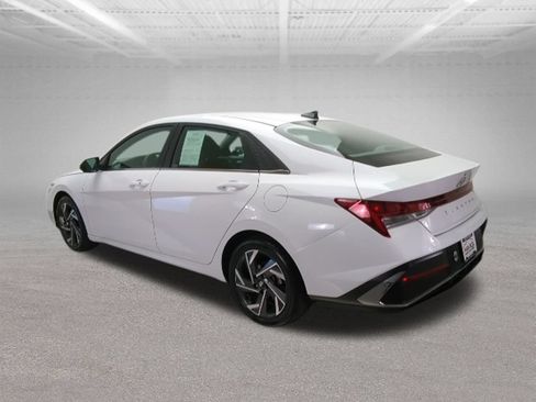 Used 2025 Hyundai Elantra SEL FWD image 5