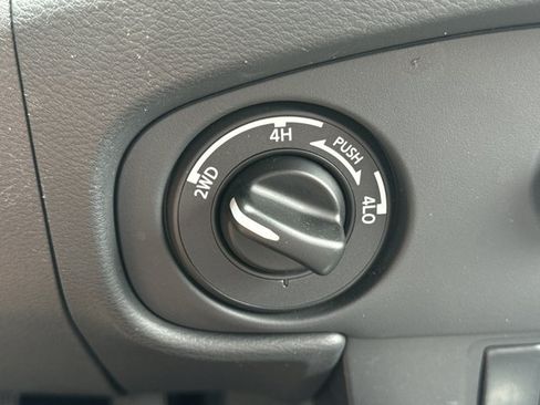 Used 2024 Nissan Frontier SV AWD/4WD image 17