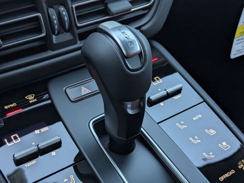 New 2026 Porsche Macan image 20