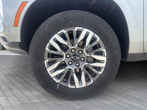 Used 2025 Chevrolet Suburban Z71 AWD/4WD image 9