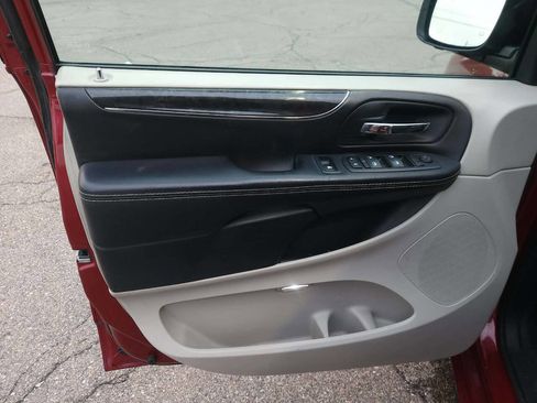 Used 2014 Chrysler Town & Country Touring FWD image 10