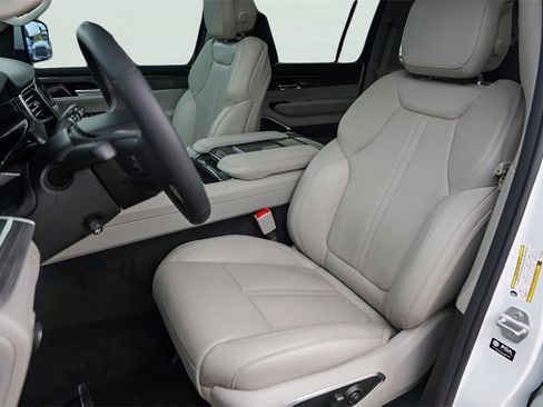 Used 2022 Jeep Wagoneer Series III w/ Premium Group I image 10