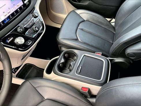 Used 2024 Chrysler Pacifica Touring-L image 15