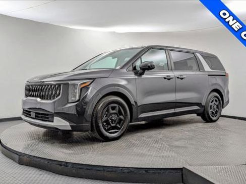 Used 2025 Kia Carnival image 2