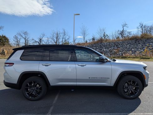 New 2025 Jeep Grand Cherokee L Limited w/ Trailer Tow Package image 4