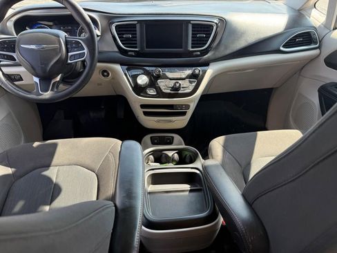 Used 2020 Chrysler Pacifica Touring FWD image 12