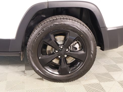 Used 2020 Jeep Cherokee Latitude Plus AWD/4WD image 18