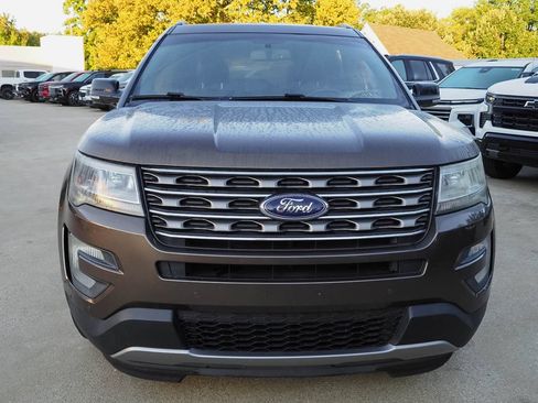 Used 2016 Ford Explorer XLT w/ Equipment Group 202A FWD image 2