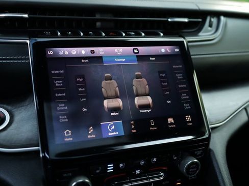 Used 2022 Jeep Grand Cherokee Overland w/ Luxury Tech Group IV image 16