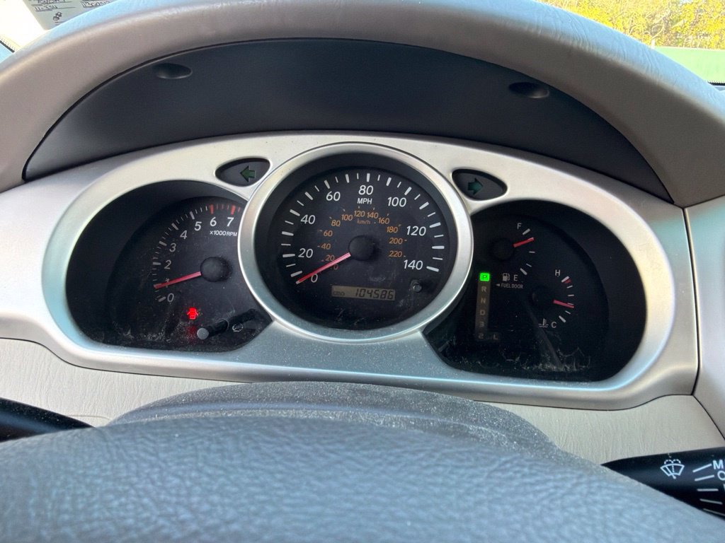 Used 2005 Toyota Highlander 4WD V6 w/ 3rd Row image 18