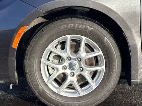 Used 2023 Chrysler Pacifica Touring-L image 11