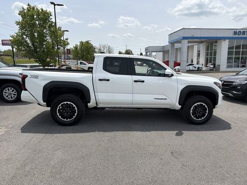 Used 2025 Toyota Tacoma TRD Off-Road AWD/4WD image 5