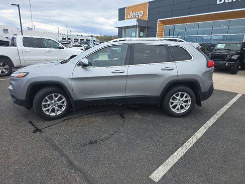Used 2017 Jeep Cherokee Latitude w/ Cold Weather Group AWD/4WD image 4