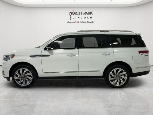 Used 2024 Lincoln Navigator Premiere AWD/4WD image 8