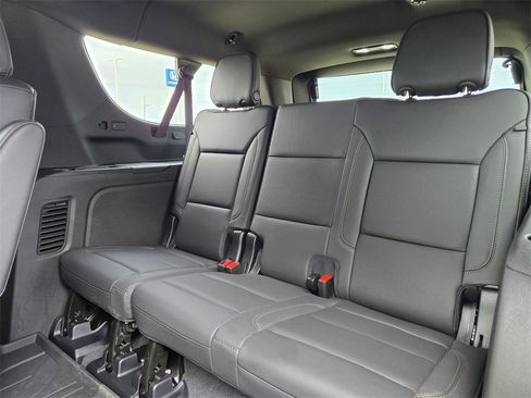 Used 2025 Chevrolet Suburban High Country image 16