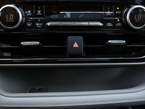 Used 2021 Toyota Highlander Limited AWD/4WD image 33