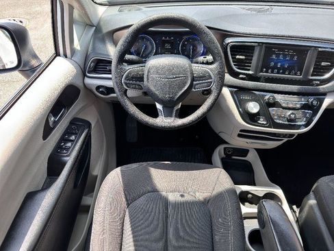 Used 2020 Chrysler Voyager L image 26