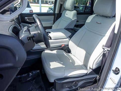 Used 2025 Ford Expedition Platinum w/ Platinum Ultimate Package AWD/4WD image 8
