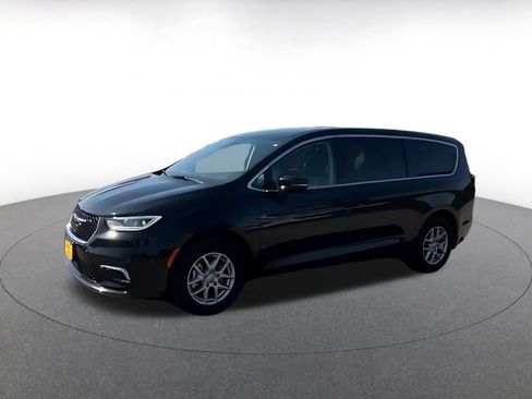 Used 2024 Chrysler Pacifica Touring-L FWD image 6
