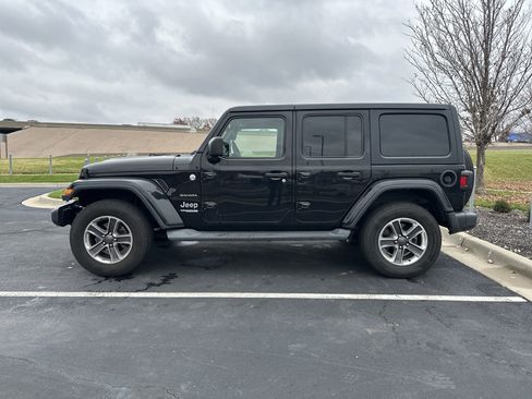 Used 2018 Jeep Wrangler Unlimited Sahara image 7