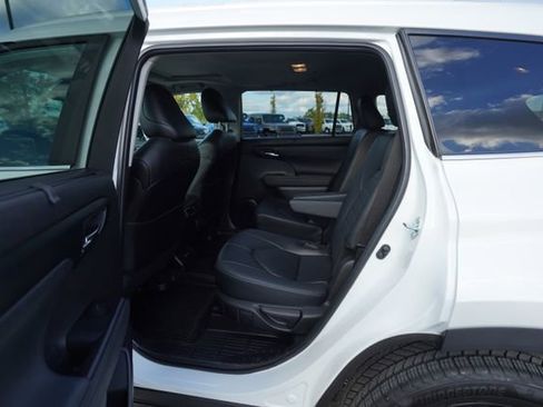 Used 2024 Toyota Highlander LE image 16