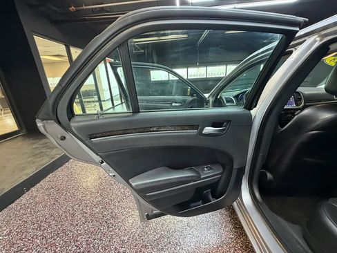 Used 2018 Chrysler 300 Limited RWD image 27