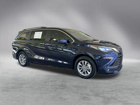 Used 2025 Toyota Sienna XLE FWD image 2