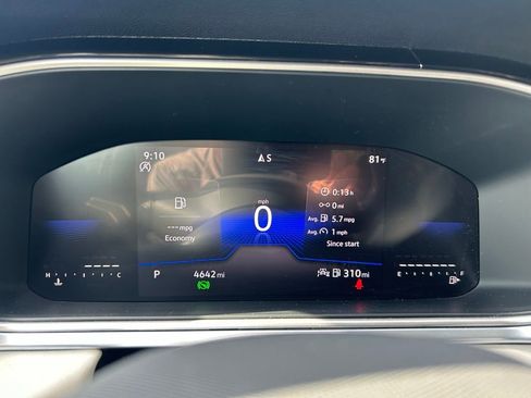 Certified 2025 Volkswagen Taos SE w/ Panoramic Sunroof Package FWD image 25