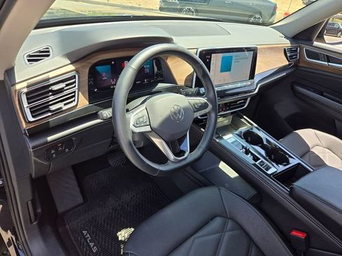 Used 2024 Volkswagen Atlas SE AWD/4WD image 8