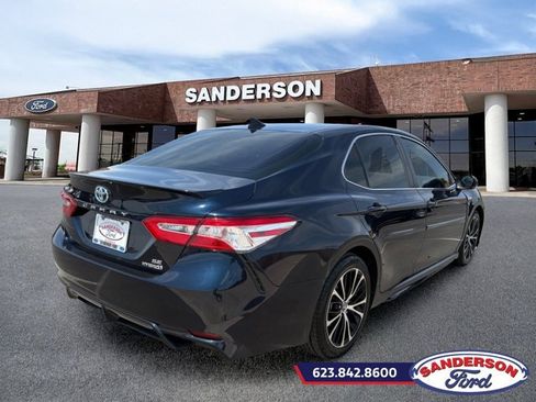 Used 2020 Toyota Camry SE w/ Sunroof Package FWD image 3