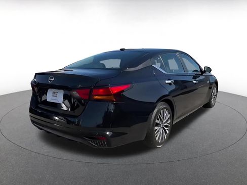 Used 2025 Nissan Altima 2.5 SV FWD image 14