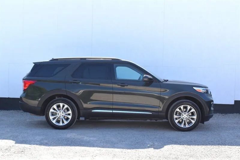 Used 2024 Ford Explorer XLT w/ Equipment Group 202A AWD/4WD image 6