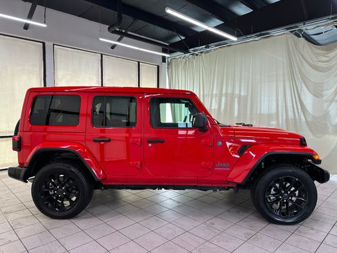 Used 2025 Jeep Wrangler Unlimited Sahara w/ Safety Group AWD/4WD image 3