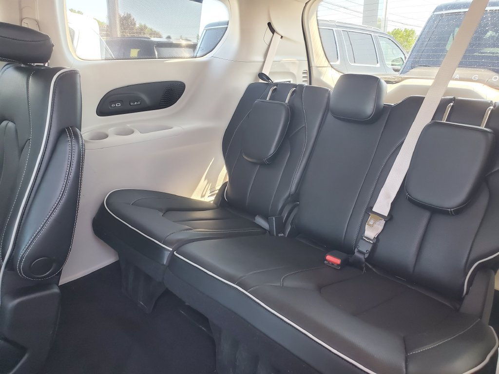 Used 2022 Chrysler Pacifica Limited AWD/4WD image 30