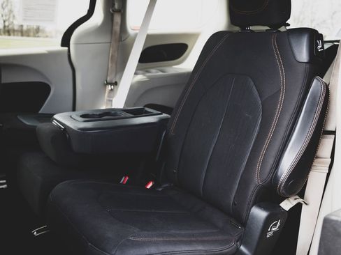 Used 2017 Chrysler Pacifica Touring image 16