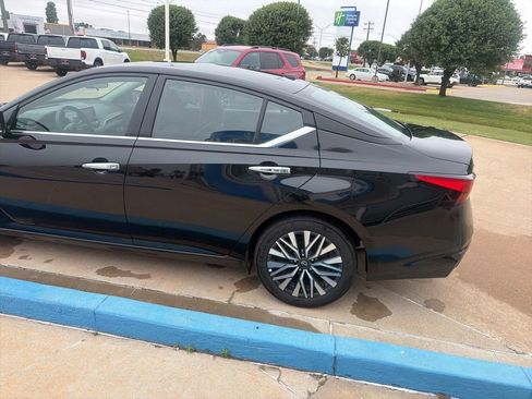 Used 2025 Nissan Altima 2.5 SV FWD image 8