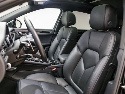Certified 2025 Porsche Macan AWD/4WD image 5
