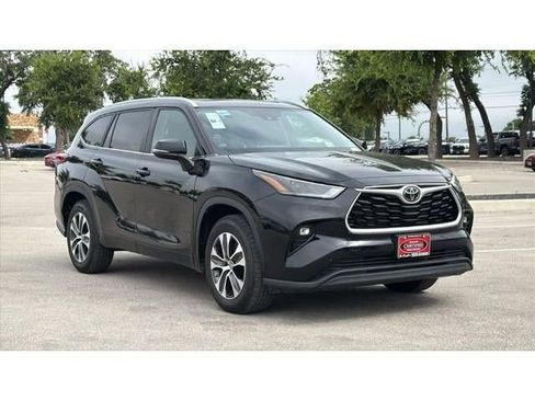Used 2023 Toyota Highlander XLE FWD image 3