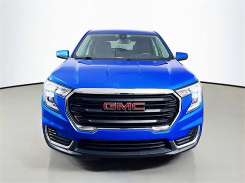 Used 2024 GMC Terrain SLE image 2