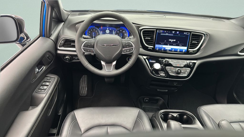Used 2026 Chrysler Pacifica Select FWD image 11