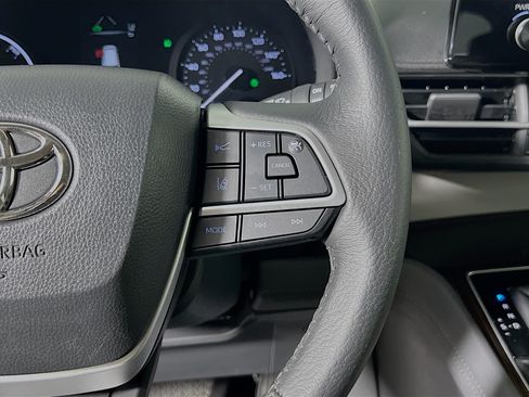 Used 2023 Toyota Sienna XLE FWD image 20