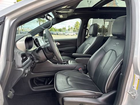 Used 2023 Chrysler Pacifica Limited w/ Uconnect Theater Family Group FWD image 13