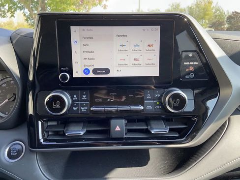 Used 2024 Toyota Highlander LE image 18